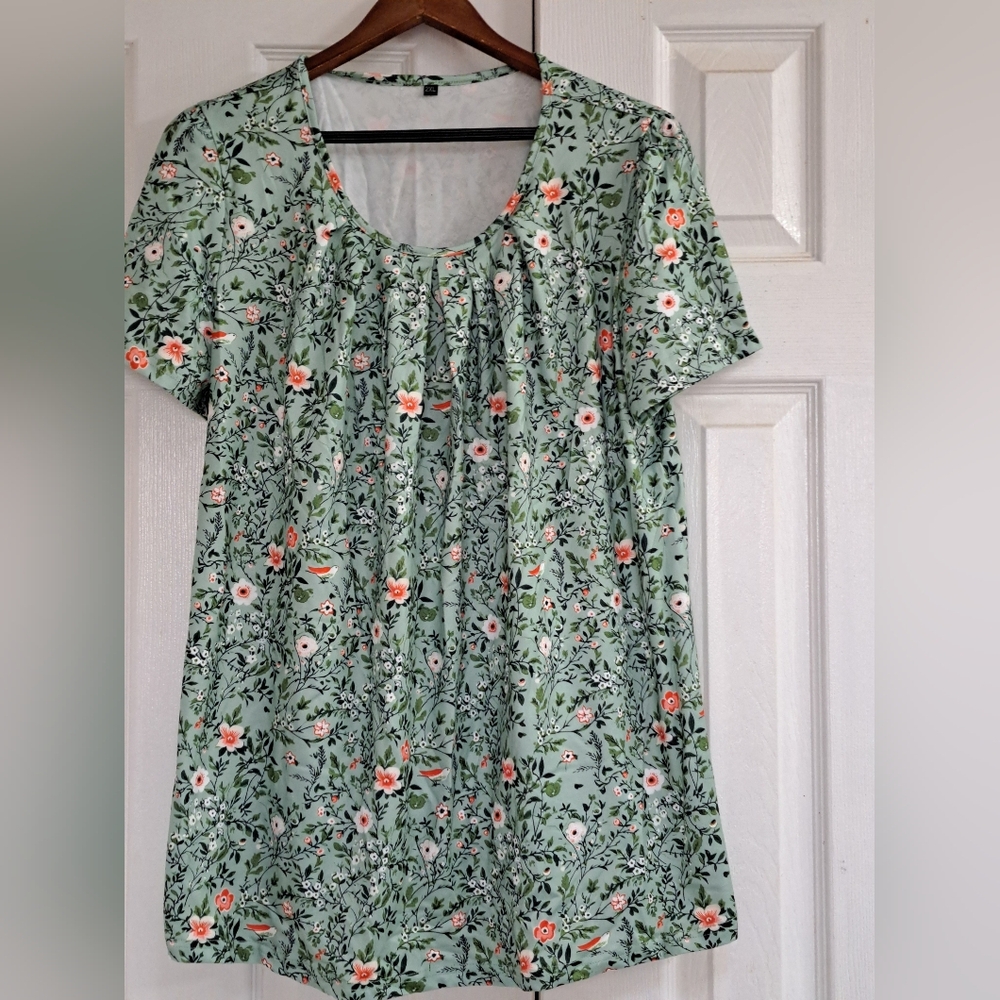 NWT Floral Print Women's Blouse Tshirt in mint Green 2XL